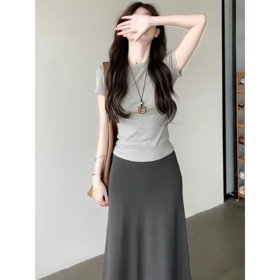 Grey short-sleeved midi skirt, a sophisticated and beautiful two-piece set for women, featuring a cinched waist and a mature style. A popular summer 2026 style.